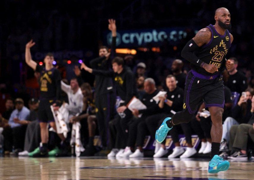 Lebron James # 23 de Los Angeles Lakers observa después de una canasta de tres puntos mientras sus compañeros celebran durante el primer cuarto contra los Memphis Grizzlies en el Crypto.com Arena el 02 de enero de 2026 en Los Ángeles, California.&nbsp;