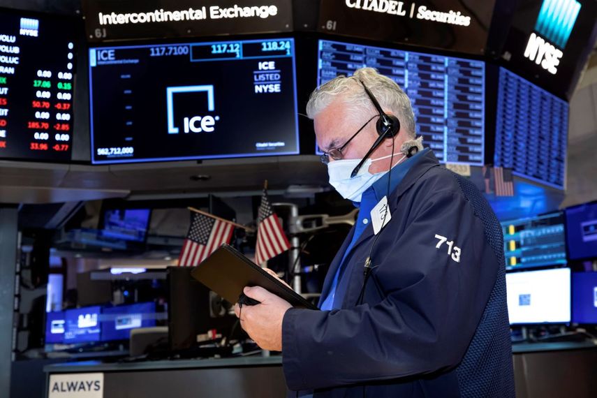 Un corredor de la Bolsa de Nueva York trabaja en el piso de remate.