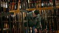 Esta fotografía de archivo del 29 de noviembre de 2019 muestra a un hombre viendo la sección de fusiles en la tienda Cabela’s en Hazelwood, Missouri. Esta fotografía de archivo del 29 de noviembre de 2019 muestra a un hombre viendo la sección de fusiles en la tienda Cabela’s en Hazelwood, Missouri.