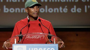 El rapero, productor y diseñador de moda estadounidense Pharrell Williams pronuncia un discurso antes de una proyección especial de su película Piece by Piece durante su nominación como Embajador de Buena Voluntad de la UNESCO para las Artes, la Educación y el Emprendimiento, en la sede de la UNESCO, en París, el 17 de diciembre de 2024. 