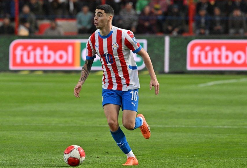 El centrocampista paraguayo, Miguel Almirón, corre con el balón durante un juego de las eliminatorias mundialistas ante Bolivia, el 19 de noviembre de 2024.