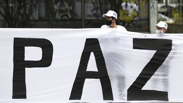 Excombatientes de las FARC y activistas sociales participan en una marcha para exigir que el gobierno les garantice su derecho a la vida y cumpla con el acuerdo de paz de 2016, el domingo 1 de noviembre de 2020, en Bogotá.&nbsp;