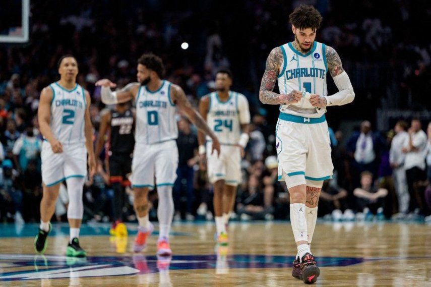 Grant Williams #2, Miles Bridges #0, Brandon Miller #24 y LaMelo Ball #1 de los Charlotte Hornets observan durante la segunda mitad del partido contra los Miami Heat en el Spectrum Center el 14 de abril de 2026 en Charlotte, Carolina del Norte.&nbsp;