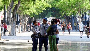 Policías montan guardia en la calle El Paseo del Prado en La Habana. &nbsp;