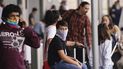 Viajeros usan mascarillas como medida de prevención contra el contagio de coronavirus en el aeropuerto Love Field, en Dallas, el viernes 31 de diciembre de 2021.  