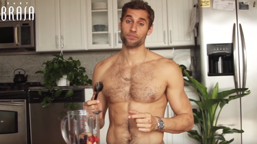 sexy chef peruano se luce en las redes sociales cocinando saludablemente