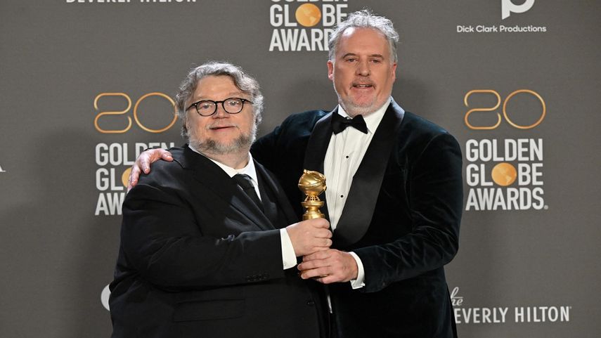 El director mexicano Guillermo del Toro y el director Mark Gustafson posan con el premio a la Mejor película animada por Pinocho en la sala de prensa de los ganadores durante la 80 entrega de los Globos de Oro en el hotel Beverly Hilton, California, el 10 de enero de 2023.
