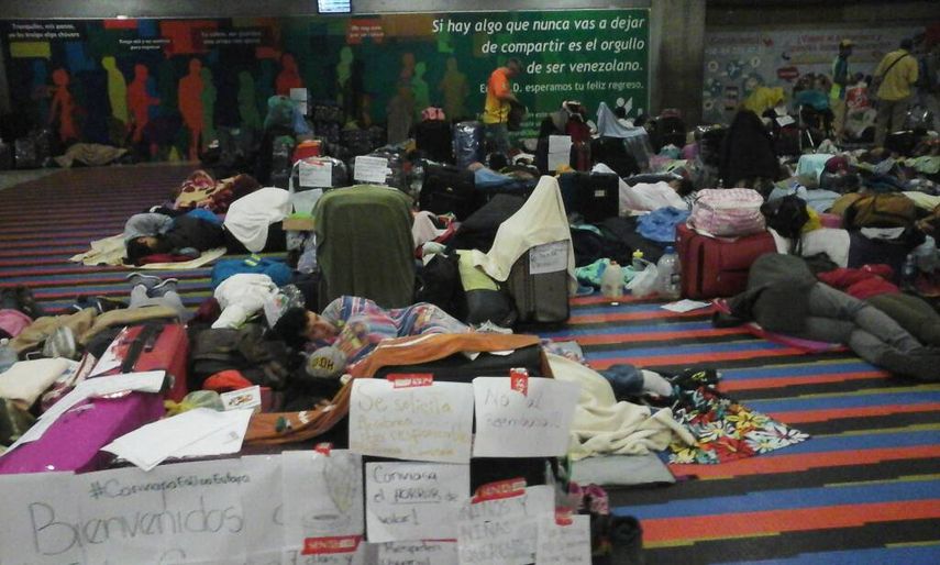 Fotografía de los pasajeros varados en el Aeropuerto de Maiquetía.