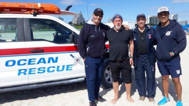 Los salvavidas Juan Carlos Martínez y Lázaro Hernández (a los costados) junto con Nino Fraguela y el capitán Manuel Rodríguez Lestón (de izq. a der.), en Miami Beach el 17 de enero del 2023.