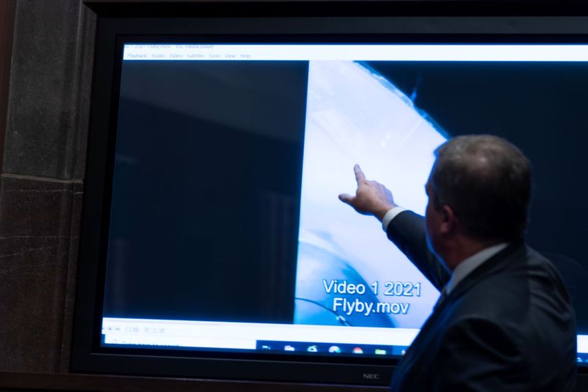 El subdirector de Inteligencia Naval, Scott Bray, muestra un video de un fenómeno aéreo no identificado durante una audiencia ante la Subcomisión de Inteligencia, Contraterrorismo, Contrainteligencia y Contraproliferación de la Cámara de Representantes sobre fenómenos aéreos no identificados, el martes 17 de mayo de 2022, en Washington.