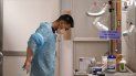 El médico Bailey Synhavong se prepara para atender a pacientes de coronavirus en el hospital UW Medical Center-Montlake en Seattle. El médico Bailey Synhavong se prepara para atender a pacientes de coronavirus en el hospital UW Medical Center-Montlake en Seattle.