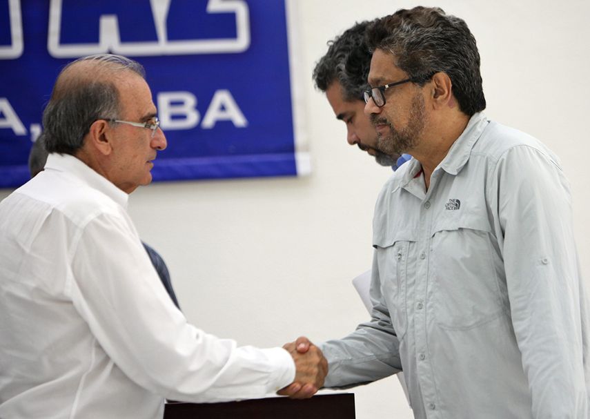 Los jefes de los equipos de paz de ambas partes, Humberto de la Calle (Gobierno) e Iván Márquez (FARC) (EFE)