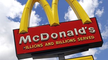 La foto de archivo del 25 de junio de 2019 muestra el cartel de un local de McDonalds en Pittsburgh. McDonalds dijo el jueves 26 de septiembre de 2019 que iniciar&aacute; una prueba limitada de la hamburguesa sin carne en Canad&aacute;.&nbsp;