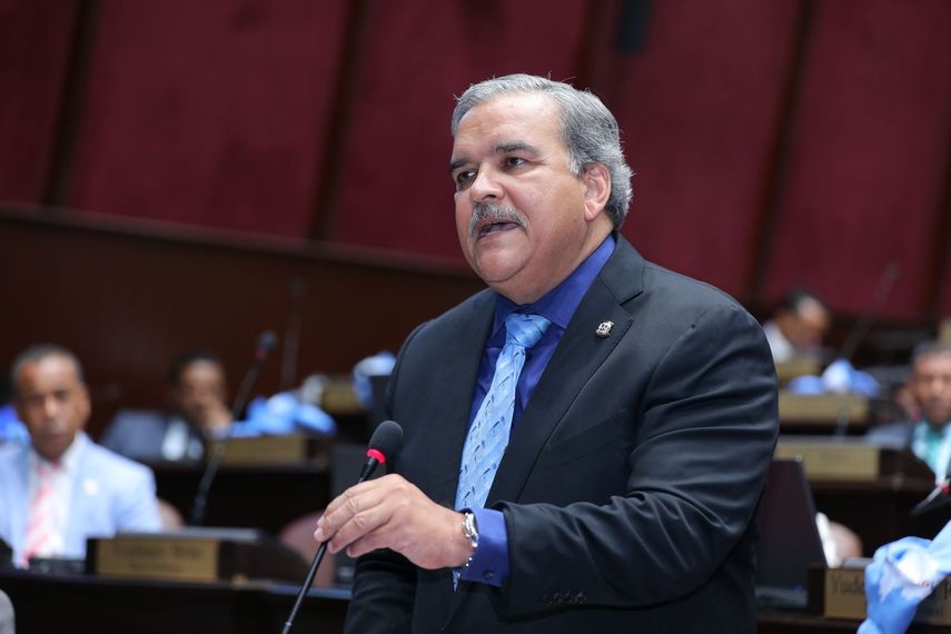 El diputado Elías Wessin Cházvez, proponente del proyecto de resolución que manifiesta su apoyo a la estabilidad de la democracia venezolana y a la presentación de las actas electorales que demuestren el resultado de la voluntad popular expresada en las urnas por los ciudadanos en las pasadas elecciones de la República Bolivariana de Venezuela, afirma que el pueblo de Venezuela no vive en un Estado de derecho, sino una dictadura.