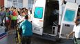 Paramédicos del centro de Cuba trasladan a uno de los lesionados en el triple choque que dejó este 16 de febrero una decena de heridos.