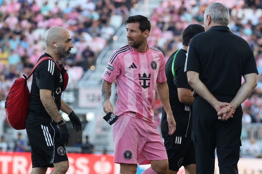 El argentino Lionel Messi, del Inter Miami, abandona la cancha luego de sufrir una lesión en un partido, el 2 de agosto de 2025.