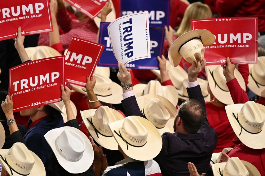 Participantes en la Convención Nacional Republicana muestran carteles con el nombre de Donald Trump y el mensaje Make America Great Aganin.