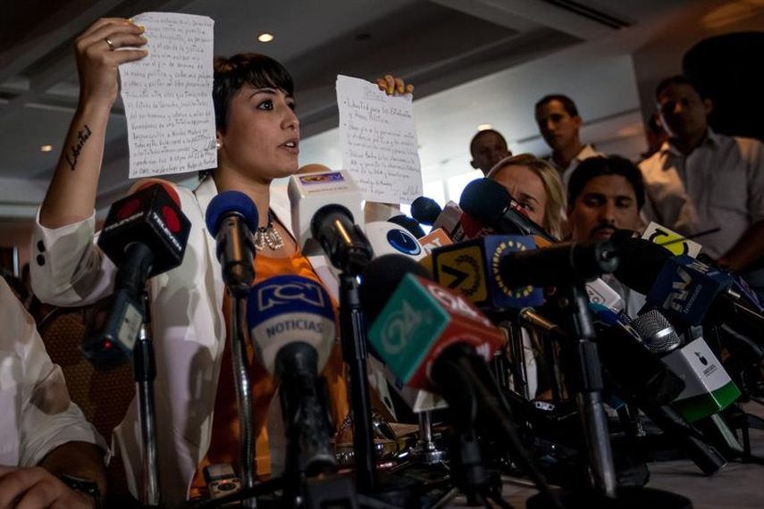 La alcaldesa del municipio venezolano San Cristóbal y esposa del preso político Daniel Ceballos, Patricia de Ceballos (i), habla durante una rueda de prensa acompañada de la esposa del opositor preso Leopoldo López, Lilian TIntori (c). (EFE) 