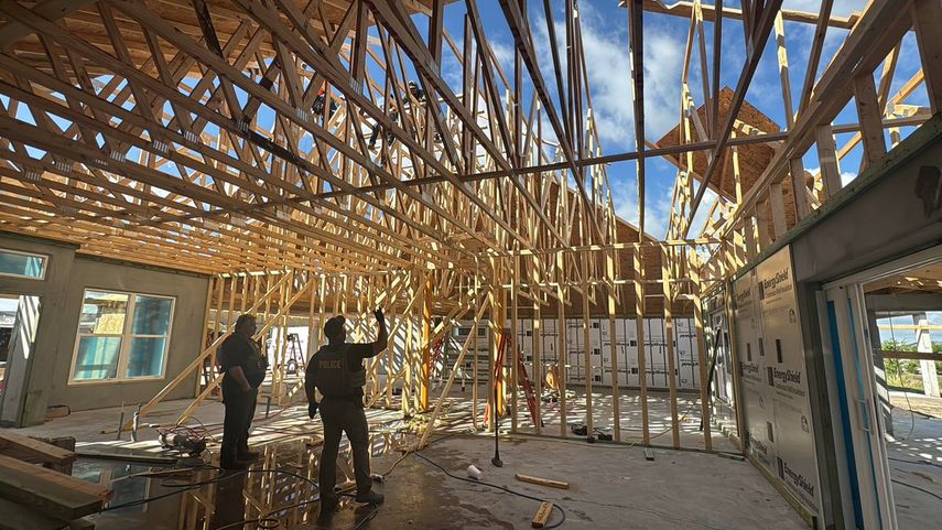 Oficiales de HSI en una obra en Wildwood durante el operativo. Oficiales de HSI en una obra en Wildwood durante el operativo.