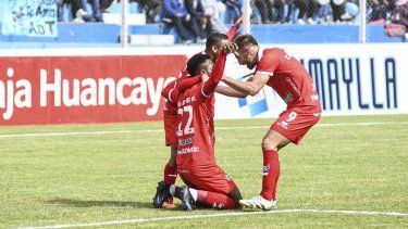 Jugadores del Club Cienciano, en Perú, celebran durante un compromiso.
