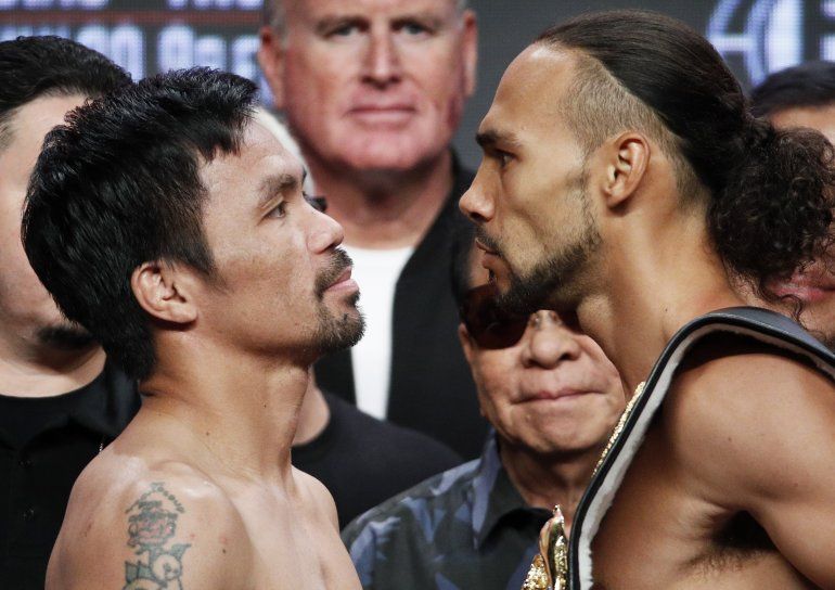 Manny Pacquiao (izquierda) y Keith Thurman se encaran durante la ceremonia de pesaje realizada el viernes 19 de julio de 2019, un día antes de su combate por el cetro welter en Las Vegas 