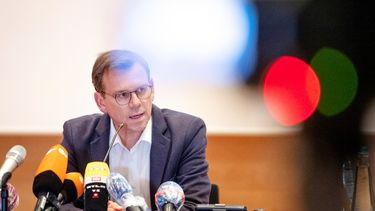 Thomas Kuhlbusch, jefe del equipo de manejo de crisis del distrito de Guetersloh, asiste a una conferencia de prensa en Rheda-Wiedenbrueck, Alemania, mi&eacute;rcoles 17 de junio de 2020. De han registrado m&aacute;s de 400 casos de COVID-19 en una planta empacadora de carnes en el oeste de Alemania.&nbsp;