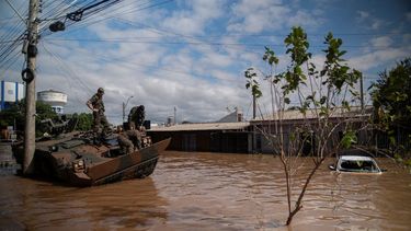Soldados del ejército observan su vehículo dañado en una calle inundada de Eldorado do Sul, estado de Río Grande do Sul, Brasil, el 9 de mayo de 2024