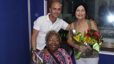 La actriz cubana Gladys Zurbano (sentada), junto a la también actriz Mery Díaz (der.), en una entrevista publicada en el blog de Carlos Collazo (izq.).&nbsp;