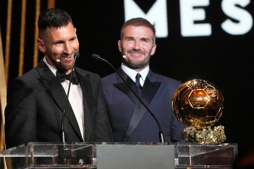 El copropietario del Inter Miami y exestrella del fútbol mundial, David Beckham, derecha, sonríe mientras Lionel Messi, futbolista campeón del mundo con Argentina, recibe el Balón de Oro 2023 en la 67ma ceremonia de premiación, en el Theatre du Chatelet en París, Francia, el lunes 30 de octubre de 2023.