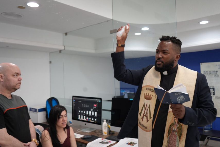 El sacerdote Juan Lázaro Vélez rocia agua bendita en la sala de redacción de DLA El sacerdote Juan Lázaro Vélez rocia agua bendita en la sala de redacción de DLA