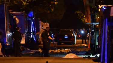 La policía de Vancouver investiga la escena de un crimen después de que un hombre atropellara a peatones durante el festival anual de Lapu Lapu, que celebra la cultura filipina, en la avenida 43 Este y Fraser, al sur de Vancouver, el 26 de abril de 2025. La policía canadiense arrestó a un hombre el 26 de abril después de que un coche se estrellara contra una fiesta callejera en la ciudad occidental de Vancouver, causando la muerte de varias personas. Las autoridades informaron que el incidente ocurrió poco después de las 20:00 (03:00 GMT del domingo) en el barrio Sunset on Fraser de Vancouver, mientras miembros de la comunidad filipina se reunían para celebrar el Día de Lapu Lapu.