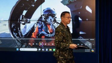 El portavoz del Ministerio de Defensa Nacional de Taiwán, Sun Li-fang, reacciona durante una conferencia de prensa en el Ministerio de Defensa Nacional en Taipei el 23 de mayo de 2023. &nbsp;