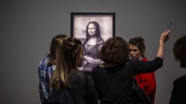 Periodistas se re&uacute;nen frente a una imagen de la Mona Lisa de Leonardo Da Vinci durante una visita al Museo del Louvre el domingo 20 de octubre del 2019, en Par&iacute;s.&nbsp;