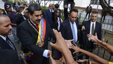 El dictador venezolano Nicolás Maduro, a la izquierda, saluda a sus partidarios a su llegada al edificio de la Asamblea Nacional Constituyente durante el festejo por el vigésimo aniversario de la Constitución, en Caracas, Venezuela, el domingo 15 de diciembre de 2019. 