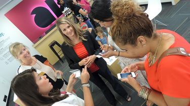 Panelistas y asistentes durante el curso gratuito para familias llamado Criando a los Hijos en la Era de Tecnología. (cortesía)