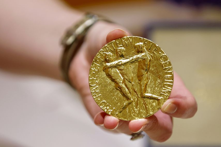 Una empleada sostiene la medalla del Premio Nobel de la Paz del periodista ruso Dmitry Muratov de 23 quilates antes de que sea subastada en Times Center el lunes 20 de junio de 2022 en Nueva York.&nbsp;