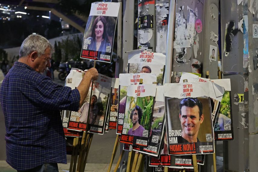 Un familiar mira la foto de uno de los rehenes en poder del gurpo terrorista Hamás.