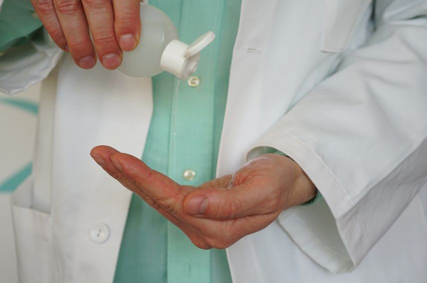 ¡A desinfectarse las manos a menudo!