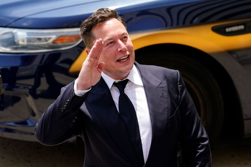 El director general de Tesla, Elon Musk, sale de un centro de justicia en Wilmington, Delaware, el martes 13 de julio de 2021.