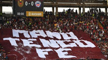 La fanaticada de la selección de Venezuela mostrando apoyo y el grito de esperanza para ir al Mundial 2026 de la FIFA Mano tengo fe durante el duelo ante Chile en el Estadio Monumental de Maturín