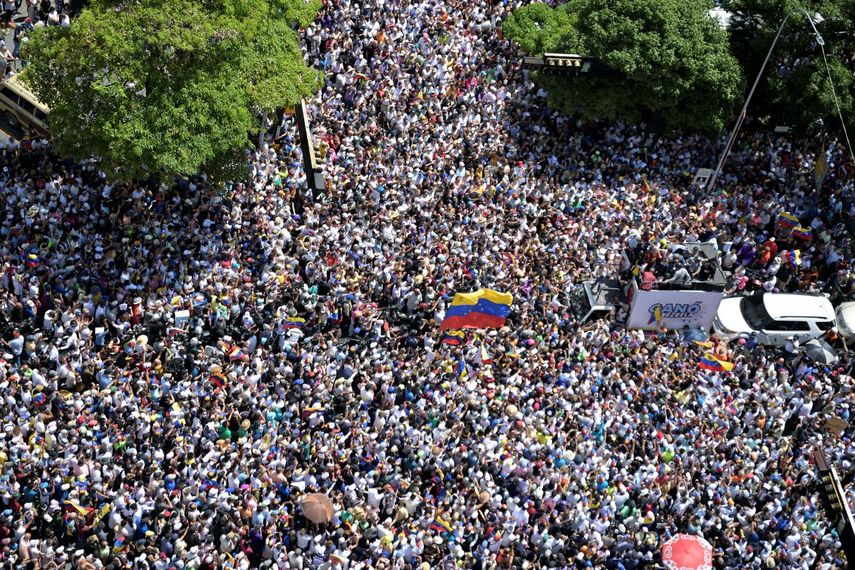 Esta vista aérea muestra a miles de personas que asisten a una protesta convocada por la oposición para que se reconozca la victoria electoral, en Caracas el 17 de agosto de 2024.