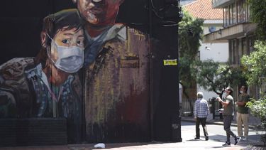 Un mural pintado recientemente muestra a un joven usando una máscara durante una cuarentena ordenada por el gobierno para evitar contagios por el nuevo coronavirus en Bogotá, Colombia, el lunes 13 de abril de 2020. 