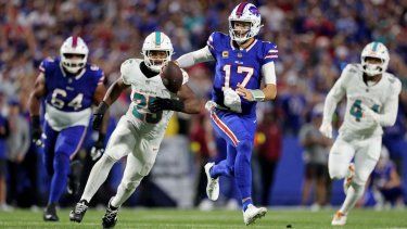 El mariscal de campo de los Bills de Búfalo, Josh Allen (17), corre con el balón durante un partido ante los Dolphins de Miami, el 18 de septiembre de 2025. El mariscal de campo de los Bills de Búfalo, Josh Allen (17), corre con el balón durante un partido ante los Dolphins de Miami, el 18 de septiembre de 2025.