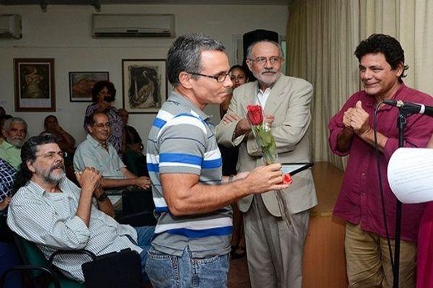 El escritor cubana Rafael de Ávila recibiendo el galardón acompañado de colegas y amigos.&nbsp;