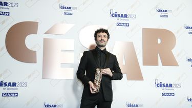 El cineasta español Rodrigo Sorogoyen posa después de recibir el premio a la Mejor película extranjera por As Bestas durante la 48ª ceremonia del Premio César, en París, el viernes 24 de febrero de 2023.