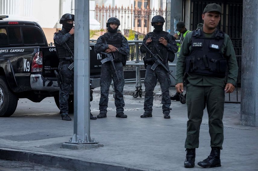 Funcionarios de la Guardia (GNB), la Policía (PNB) y del Servicio de Inteligencia (Sebin) montan guardia este martes en los alrededores de la sede del Parlamento venezolano en Caracas (Venezuela).&nbsp;&nbsp;