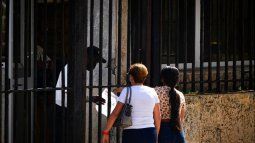 Dos personas esperan su turno en el exterior de la embajada de EEUU el día después de la reapertura de los servicios consulares, en La Habana, Cuba.