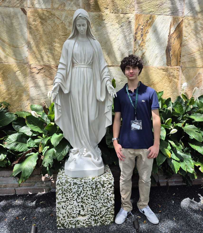 Iván A. Reyna en la iglesia Epiphany Catholic Church. Iván A. Reyna en la iglesia Epiphany Catholic Church.