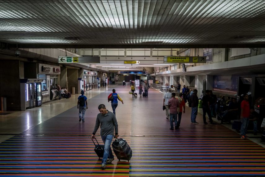 Fotografía de archivo fechada el 6 de abril de 2018 que muestra a algunos viajeros en el aeropuerto internacional Simón Bolívar, en Maiquetía (Venezuela).