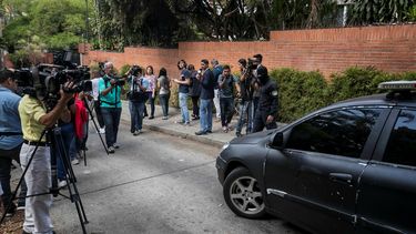 Miembros de la prensa trabajan en los alrededores de la casa del comisario Iván Simonovis.
